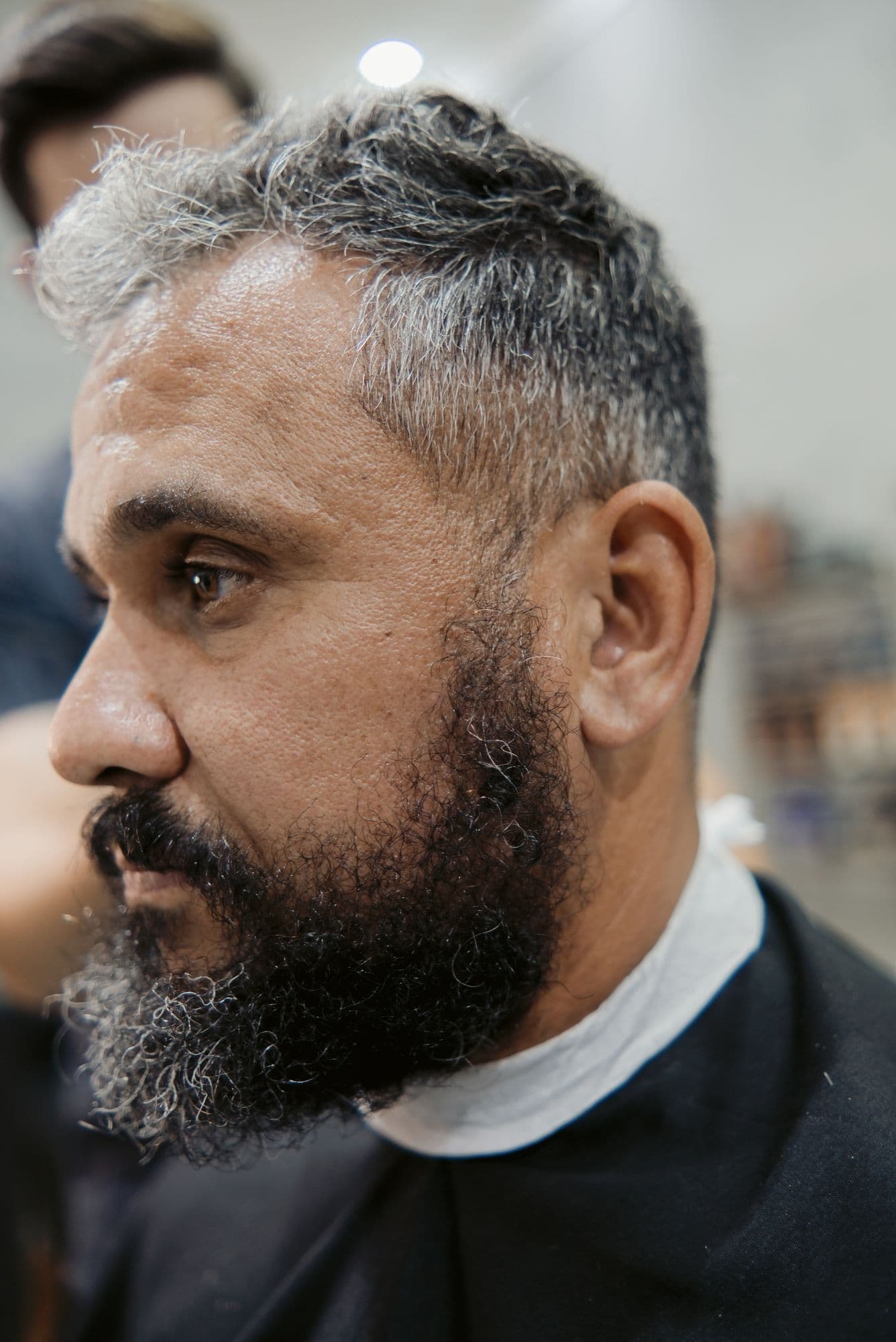 Detalhe de barba grisalha bem cuidada